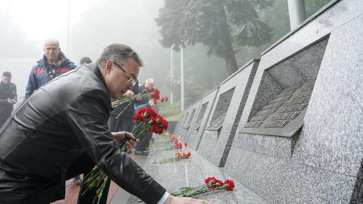 Губернатор Ставрополья возложил цветы к «Вечному огню»