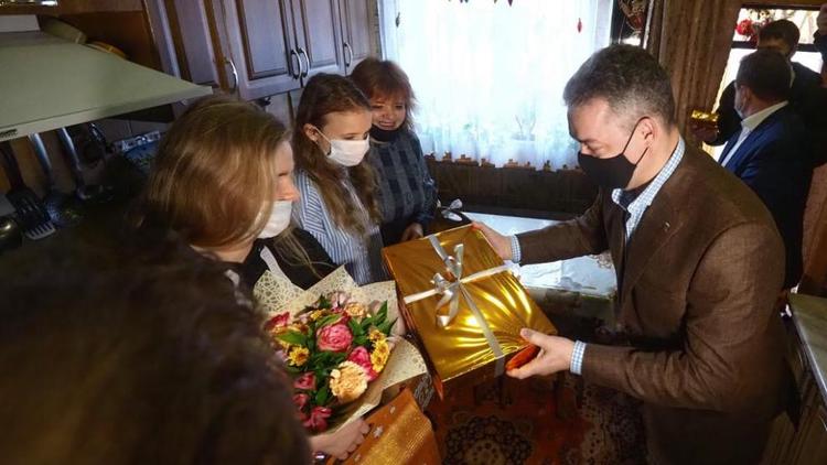 Владимир Владимиров вручил подарки юным участникам акции «Ёлка желаний»