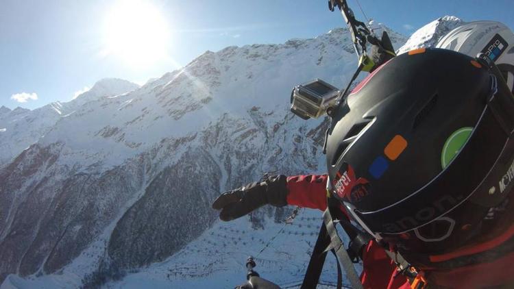 Альпинист спустился на дельтаплане с вершины Эльбруса с флагом Железноводска