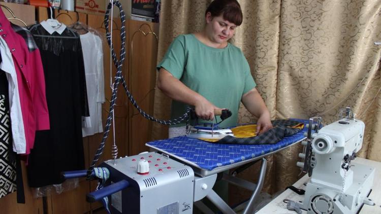 Жительница села Степного на Ставрополье открыла швейное ателье благодаря соцконтракту