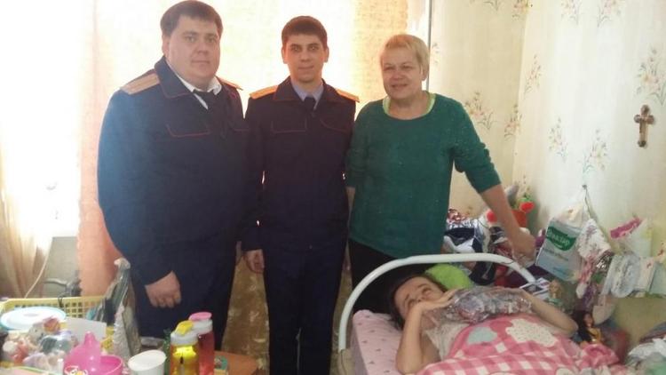 Ставропольские следователи поздравили детей в противотуберкулезном диспансере с Новым годом