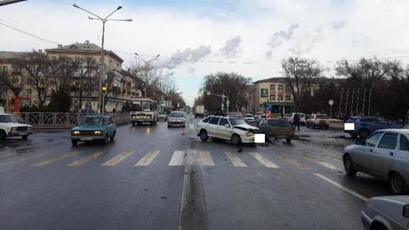 Три человека в Невинномысске пострадали в аварии с «ВАЗом» и «БМВ»