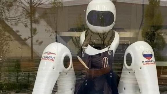 В Ставрополе отдыхающих сквера Героев России обслуживает робот-бариста