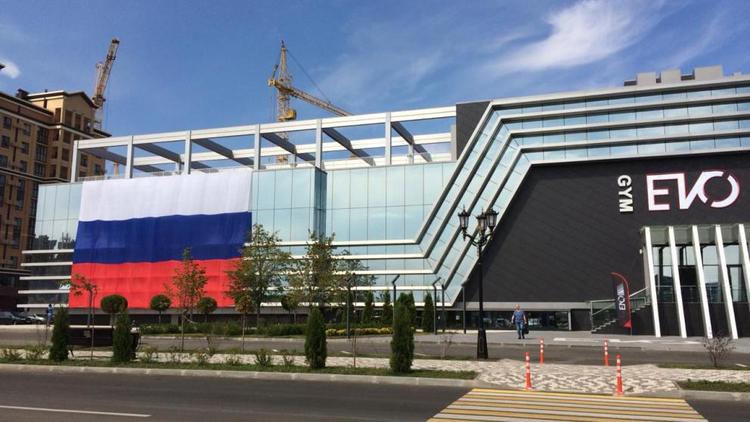 Самый большой на Ставрополье российский флаг вывесили в краевом центре