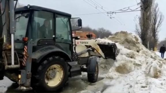 Улицы Ставрополя расчищают от снега 110 единиц техники