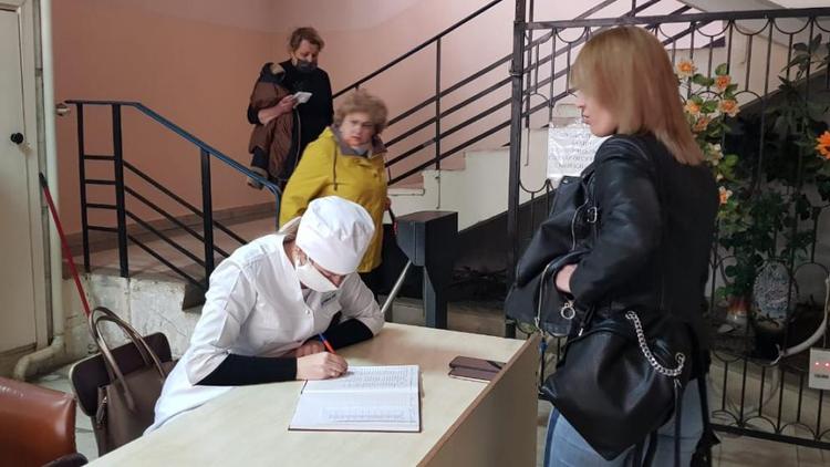 Волонтёры-медики оказывают помощь врачам в Кисловодске