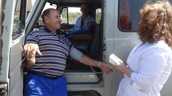 Совместные наряды автоинспекторов и врачей оказывают помощь ставропольским водителям при жаркой погоде