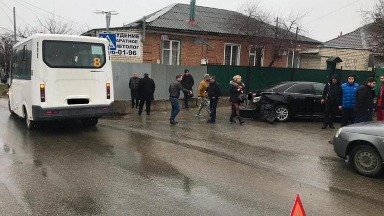 В Ставрополе «Тойота» протаранила маршрутку: пострадала 13-летняя школьница