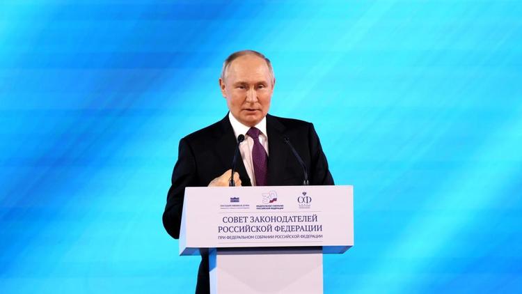 Президент РФ выступил на заседании Совета законодателей