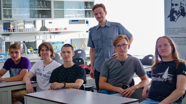 В Невинномысске студенты МГУ рассказали об учёбе выпускникам молодёжной научной лаборатории