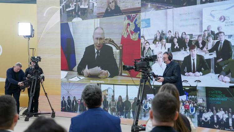 Президент РФ дал старт Году педагога и наставника в ходе телемоста с Центром знаний «Машук»