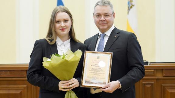 На Ставрополье губернаторскую премию вручили победителям школьных олимпиад
