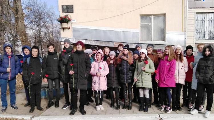 Школьники Невинномысска почтили память ветерана войны
