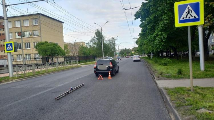 Невнимательный водитель сбил ребёнка и взрослого в Ставрополе