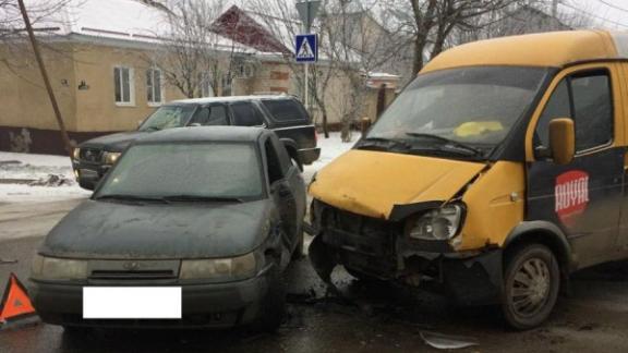 Пенсионерка пострадала при столкновении маршрутки с легковым автомобилем в Ставрополе