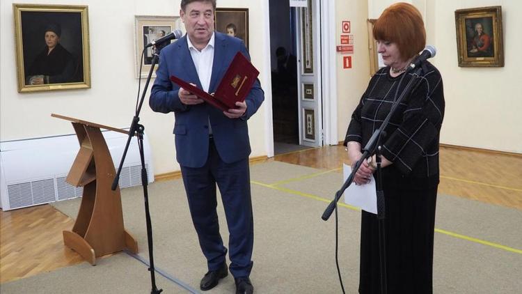 Дума Ставрополья наградила работников краевого музея изобразительных искусств