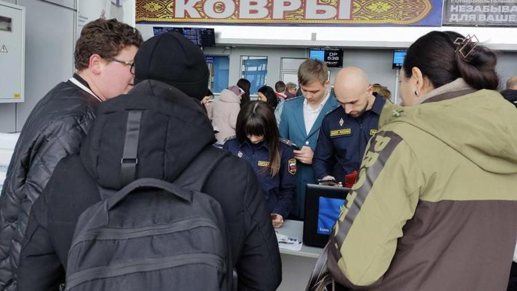 В аэропорту Ставрополя провели проверку пассажиров на наличие задолженностей