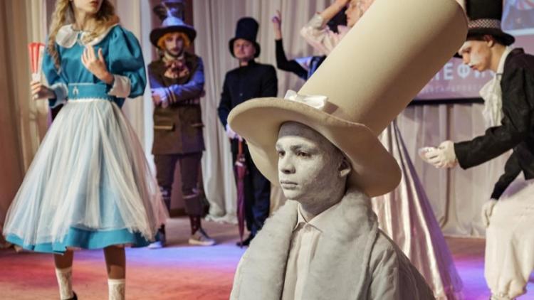 Актёры театра «Бенефис» раскрыли в Ставрополе секреты создания «живых статуй»