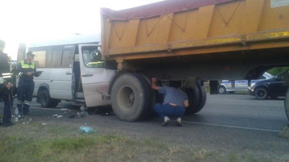 Под Ставрополем столкнулись маршрутка и грузовик, три человека ранены