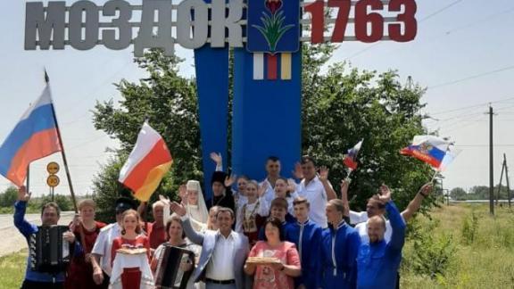 Жители Курского района Ставрополья поздравили моздокцев с Днём России