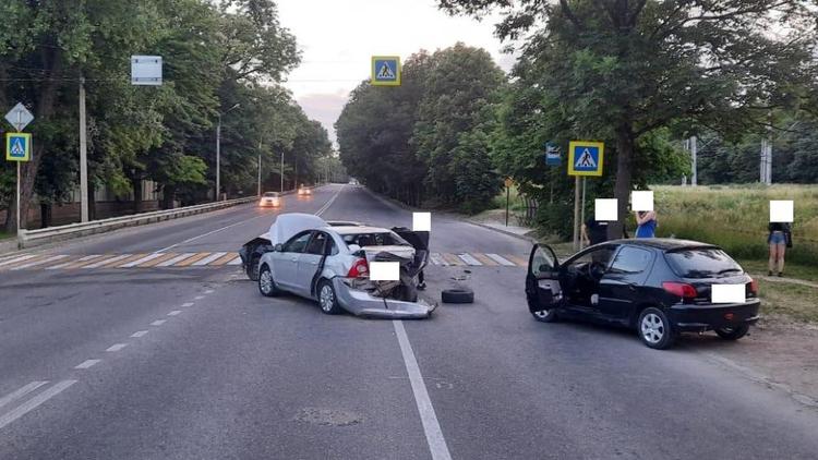 Начинающий водитель спровоцировал тройное ДТП с пострадавшими на Ставрополье
