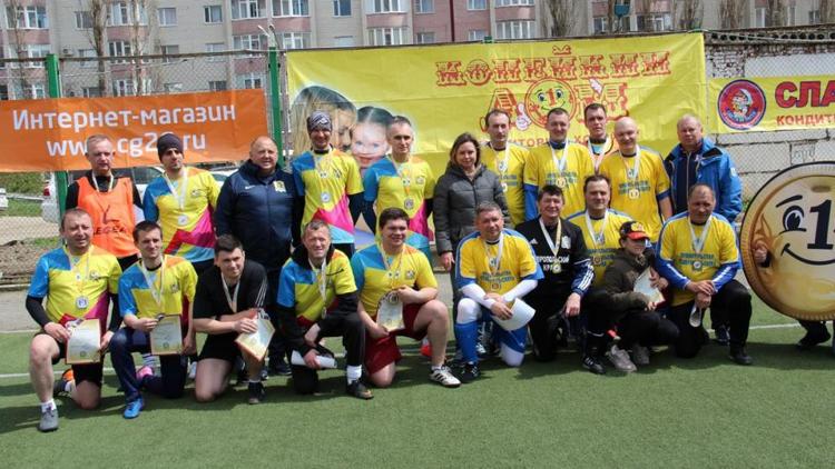 В Ставрополе на футбольном поле сошлись воспитанники детдомов и ветераны