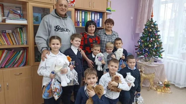 Новогодние подарки первоклашкам Донбасса передали жители Ставрополья