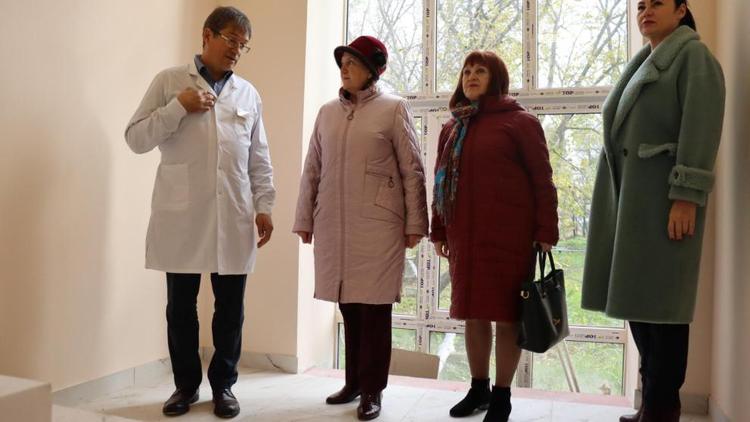 Партийный десант проверил ход работ на объектах здравоохранения в Кочубеевском округе