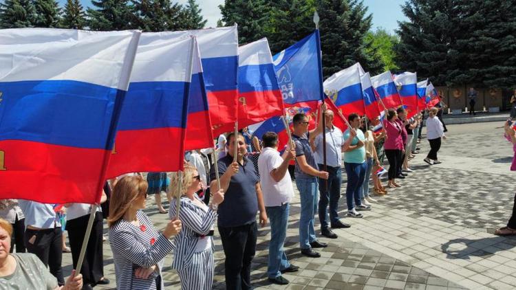 Огромную копию флага России развернули в Предгорном округе