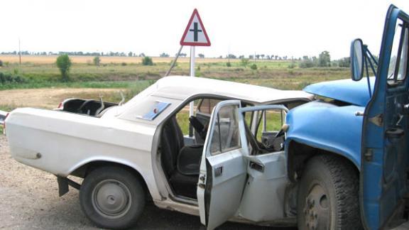 Волга угодила под грузовик на дороге Ставрополь – Батайск, два человека погибли