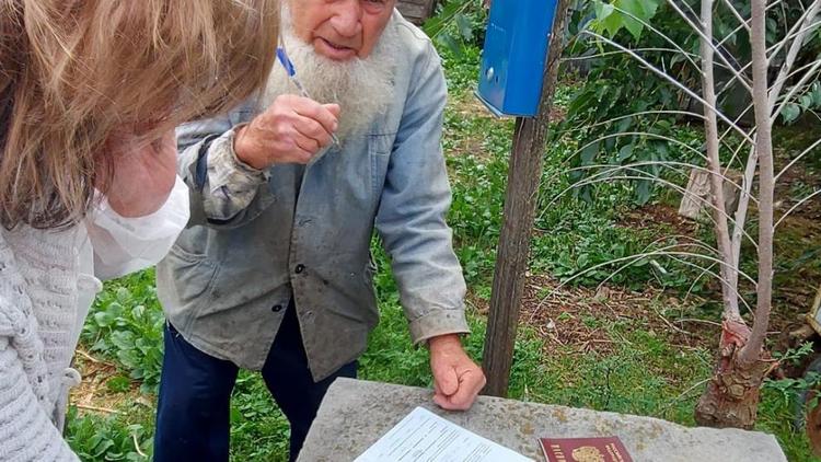 В поселке Новоизобильном на Ставрополье одним из первых проголосовал 93-летний житель