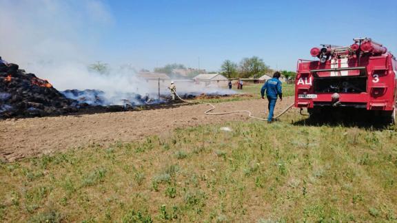 Огромную скирду соломы с трудом потушили в Будённовском районе