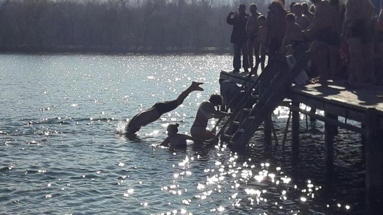 На городском озере Ессентуков открыт зимний купальный сезон