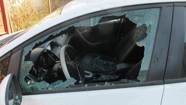 Пятигорчанин разбил стёкла автомобиля подруги из-за ссоры