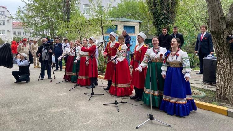 Концерты во дворах ветеранов в Ставрополе дадут 16 фронтовых бригад