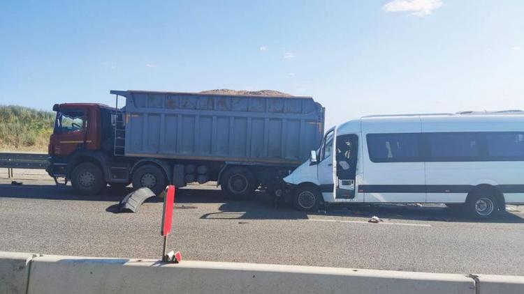 Пять человек пострадали в ДТП с маршруткой и грузовиком на Ставрополье