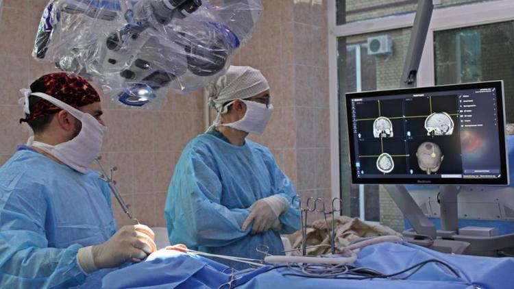 Ставропольские медики провели уникальную операцию по удалению у пациента опасной опухоли