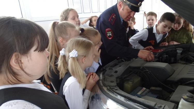 Автоинспекторы пригласили школьников Лермонтова на экскурсию
