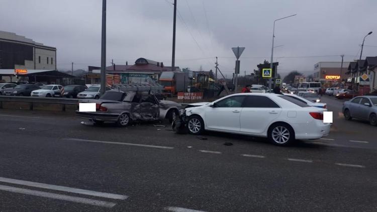 В Минводах из-за проезда на «красный» произошла авария с двумя пострадавшими