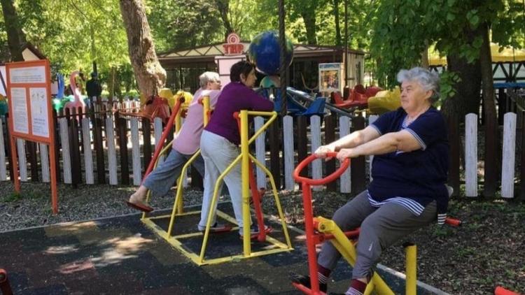 В Невинномысске для пенсионеров день начинается с гимнастики на свежем воздухе