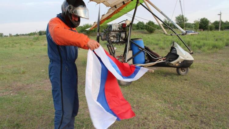 Ставропольский фермер поднял флаг России на высоту птичьего полёта