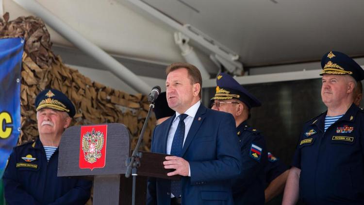 Мэр Ставрополя поздравил армейское подразделение с пополнением арсенала