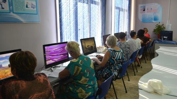 В Невинномысске 35 пенсионеров освоят компьютерную грамоту на специальных курсах