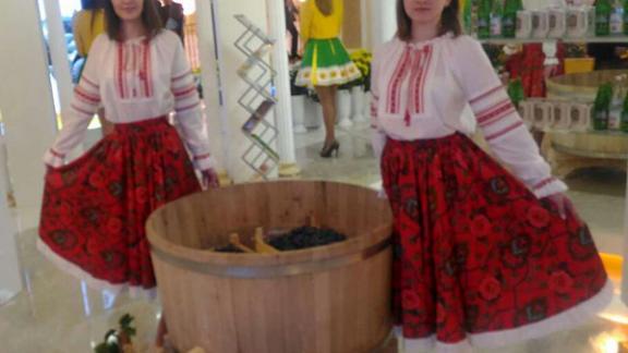 Виноградари Ставрополья дали мастер-класс по старинному виноделию в Совете Федерации
