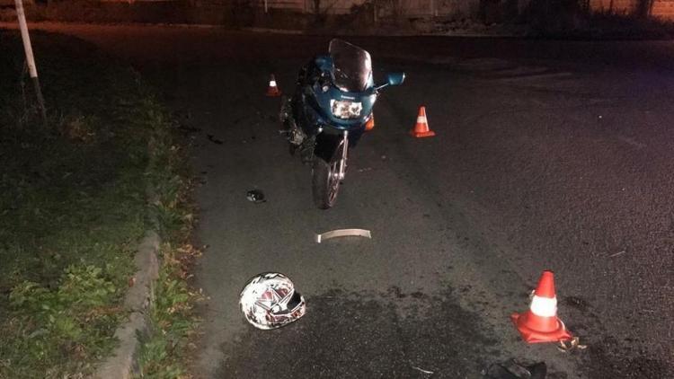 В Железноводске пьяный мотоциклист врезался в бордюр и опрокинулся