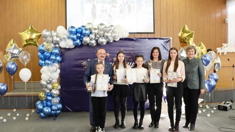 Талантливую молодёжь наградили в городе Светлограде на Ставрополье