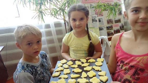 В библиотеке поселка Прикалаусского рассказали детям о приготовлении пряников