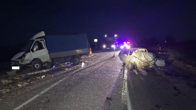 Водитель и две пассажирки легковушки пострадали в аварии с грузовиком на Ставрополье
