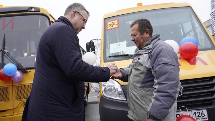 Губернатор Ставрополья вручил ключи от 55 новых школьных автобусов