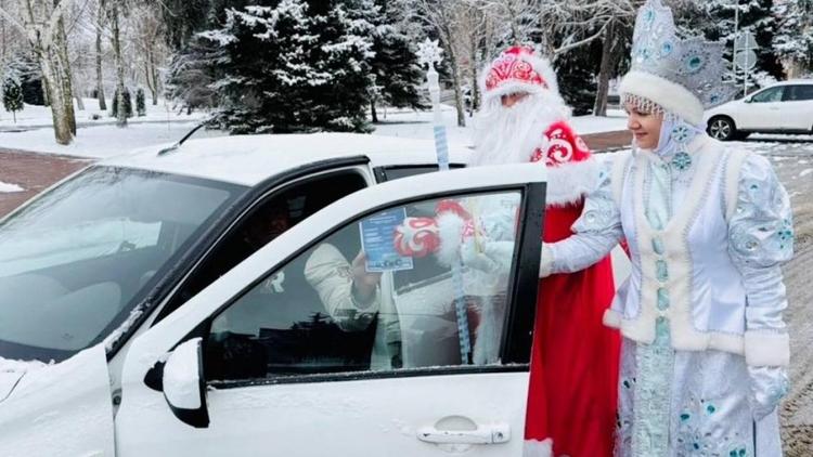 Дед Мороз и Снегурочка напомнили водителям о ПДД в Курском округе